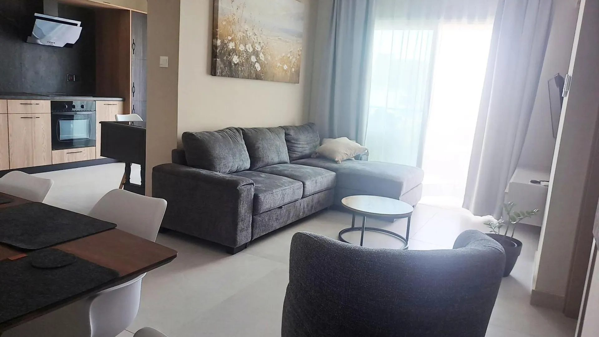 Διαμέρισμα Sea View Floral Suite - 2 Bedroom, Swimming Pool Λάρνακα
