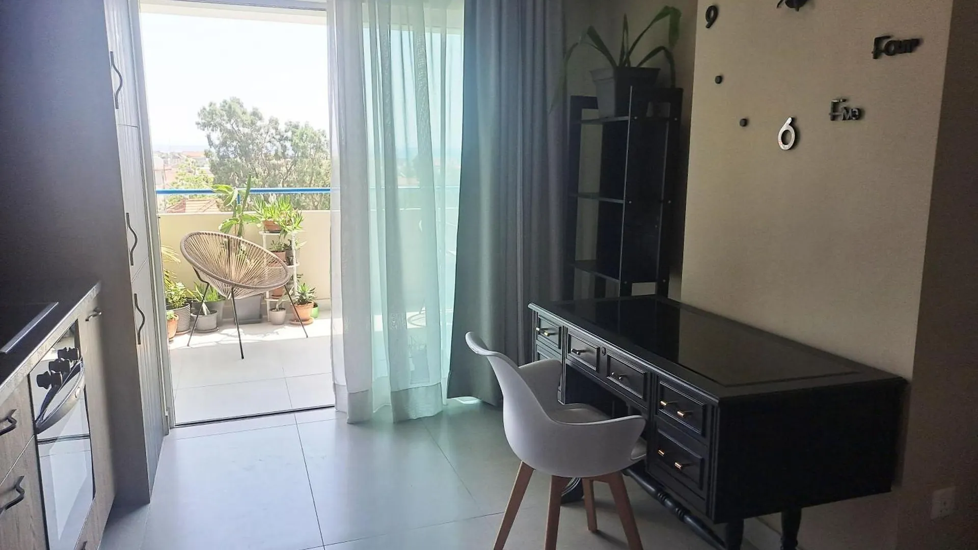 Sea View Floral Suite - 2 Bedroom, Swimming Pool Larnaca