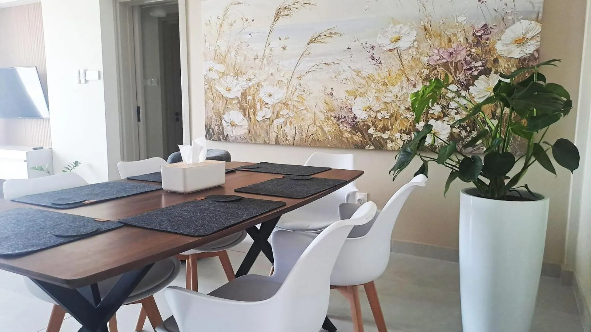 Sea View Floral Suite - 2 Bedroom, Swimming Pool Λάρνακα